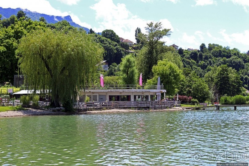 Приятный ресторан на берегу озера Бурже