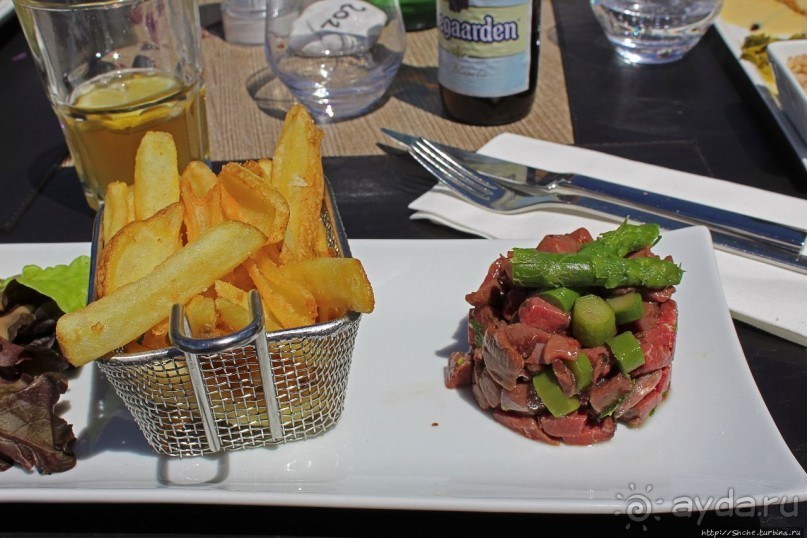 Приятный ресторан на берегу озера Бурже