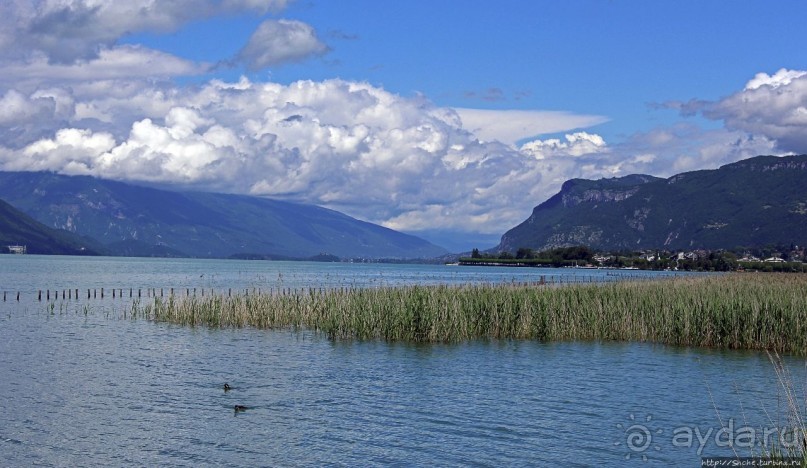 Приятный ресторан на берегу озера Бурже