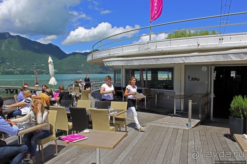 Приятный ресторан на берегу озера Бурже