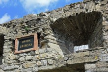 Ворота — все, что осталось от крепости "Окопы св. Троицы"