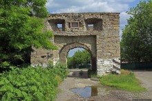 Ворота — все, что осталось от крепости "Окопы св. Троицы"