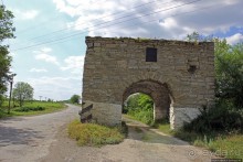 Ворота — все, что осталось от крепости "Окопы св. Троицы"