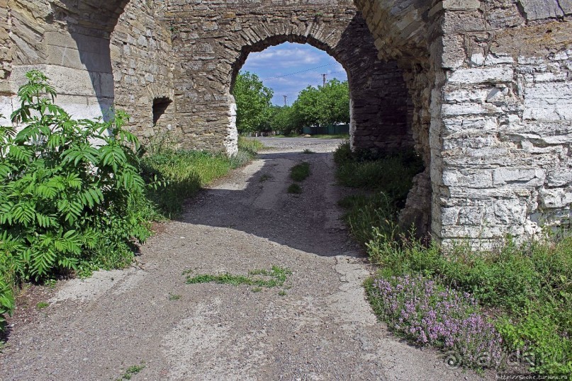 Ворота — все, что осталось от крепости "Окопы св. Троицы"