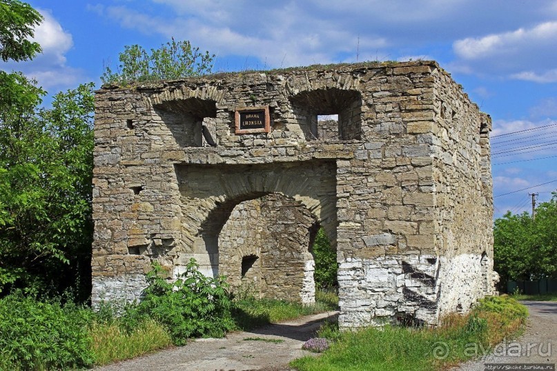 Ворота — все, что осталось от крепости "Окопы св. Троицы"