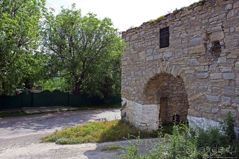 Ворота — все, что осталось от крепости "Окопы св. Троицы"