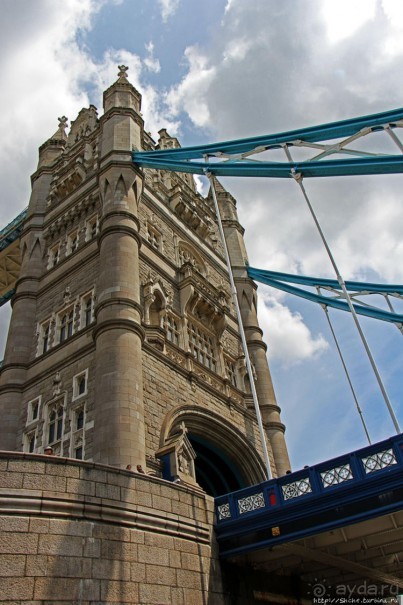 Вдребезги... под Тауэрский мост