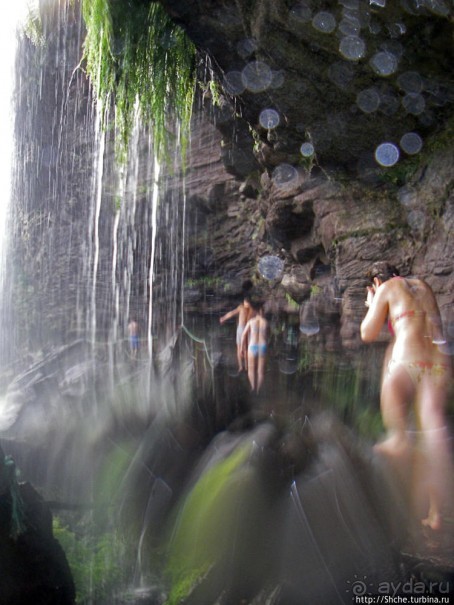 В брюхе у "жабы" ... (под струями водопада Сапо)
