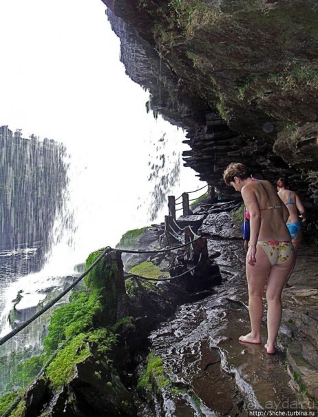 В брюхе у "жабы" ... (под струями водопада Сапо)