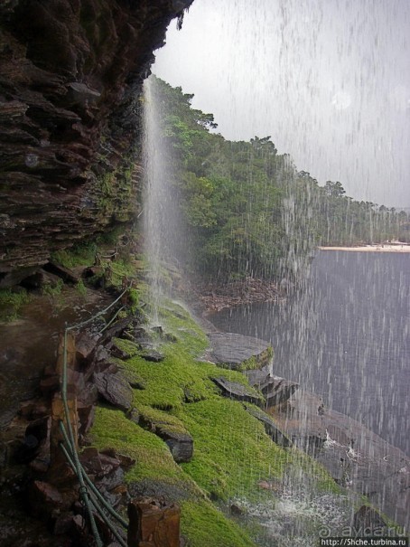 В брюхе у "жабы" ... (под струями водопада Сапо)