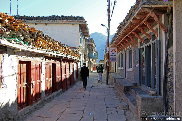 Джомсом — здесь все начинается (ворота Мустанга)