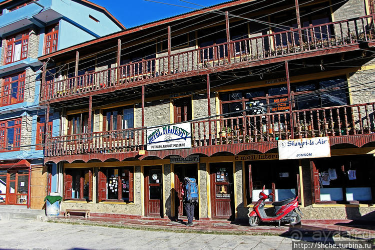 Джомсом — здесь все начинается (ворота Мустанга)