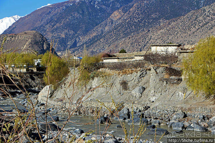 Джомсом — здесь все начинается (ворота Мустанга) Джомсом — здесь все начинается (ворота Мустанга)