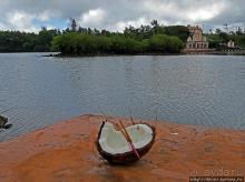 Ганга Талао — священное кратерное озеро с храмом Шивы
