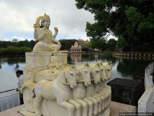 Ганга Талао — священное кратерное озеро с храмом Шивы