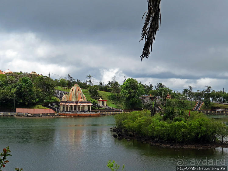 Ганга Талао — священное кратерное озеро с храмом Шивы