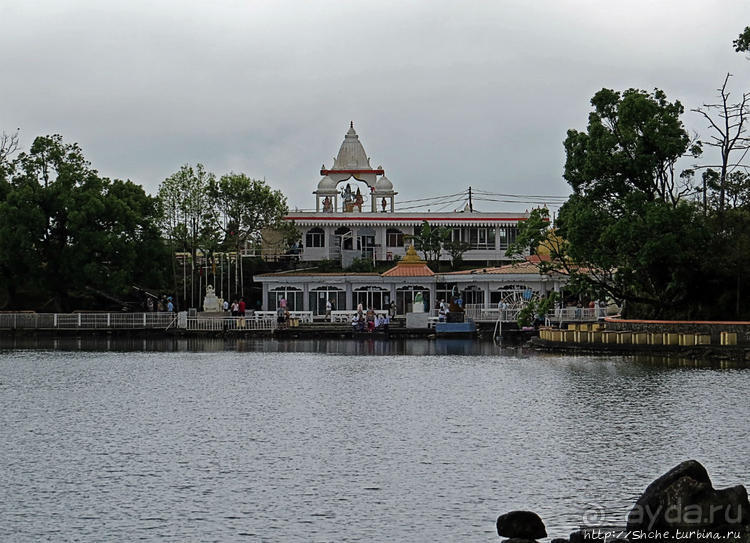 Ганга Талао — священное кратерное озеро с храмом Шивы