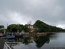 Ганга Талао — священное кратерное озеро с храмом Шивы