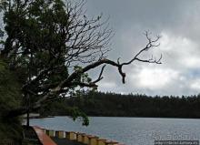 Ганга Талао — священное кратерное озеро с храмом Шивы