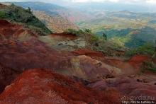 Кислотно-красный склон каньона Ваймеа