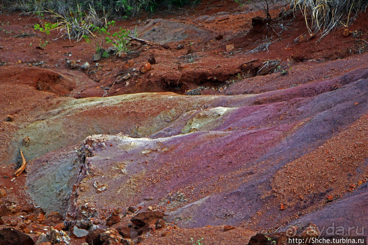 Кислотно-красный склон каньона Ваймеа