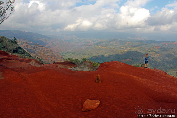 Кислотно-красный склон каньона Ваймеа