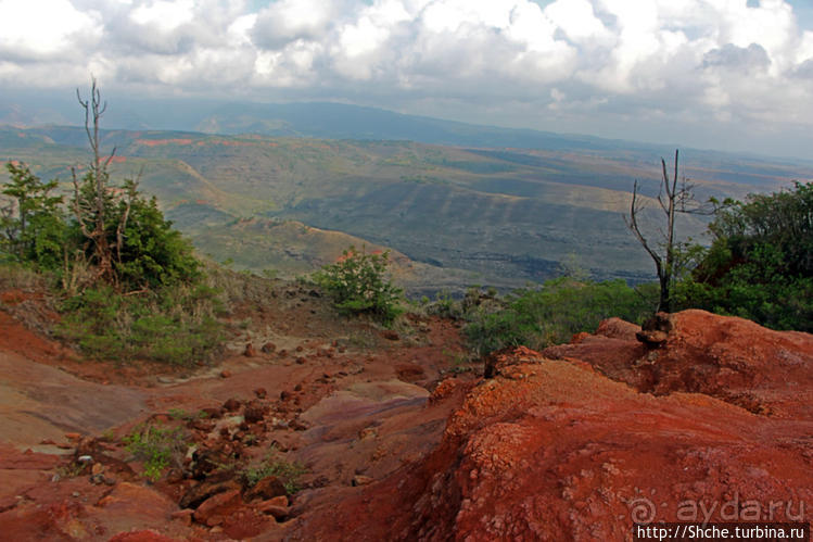 Кислотно-красный склон каньона Ваймеа