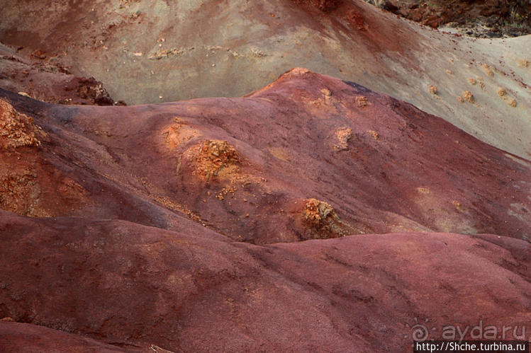 Кислотно-красный склон каньона Ваймеа