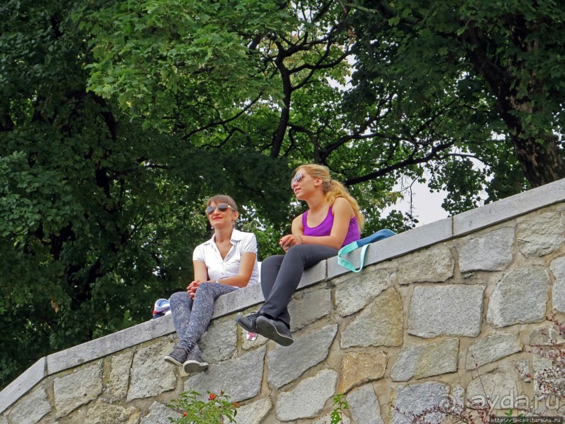 Над рекою Град стоит