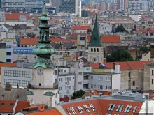 Над рекою Град стоит