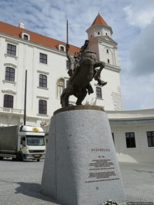 Над рекою Град стоит