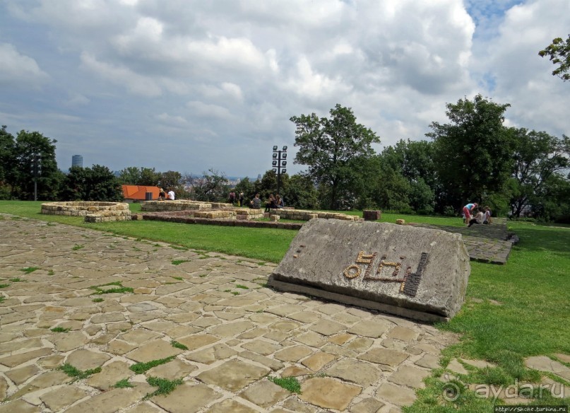 Над рекою Град стоит