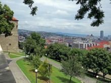 Над рекою Град стоит