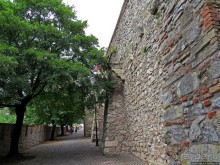 Над рекою Град стоит