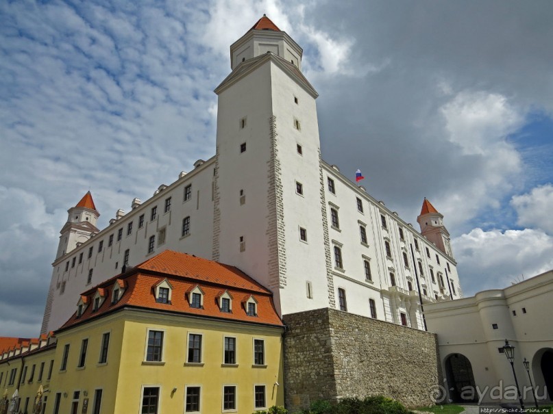 Над рекою Град стоит