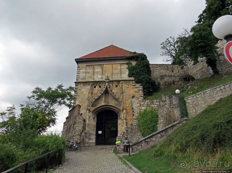 Над рекою Град стоит