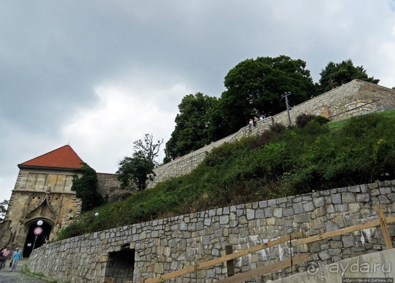 Над рекою Град стоит