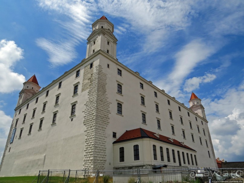 Над рекою Град стоит