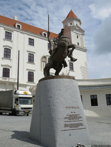 Над рекою Град стоит