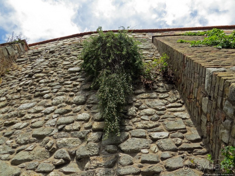 Над рекою Град стоит