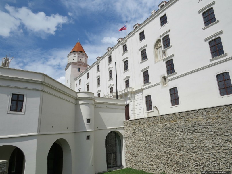 Над рекою Град стоит