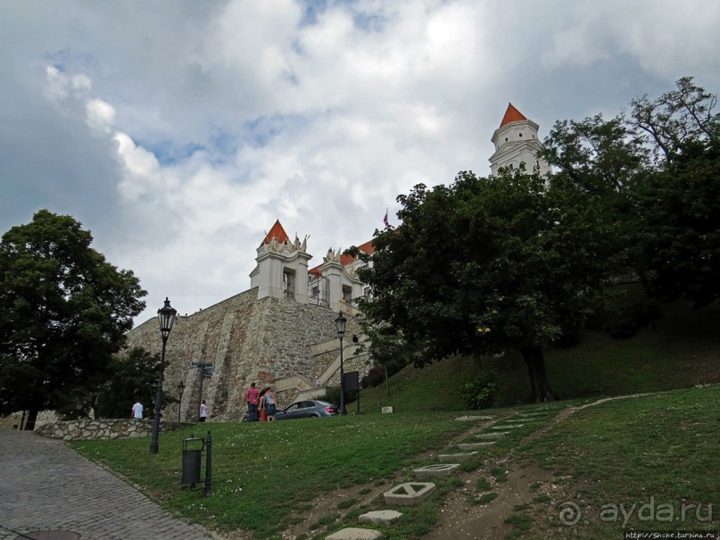 Над рекою Град стоит