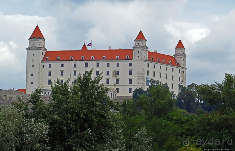 Над рекою Град стоит