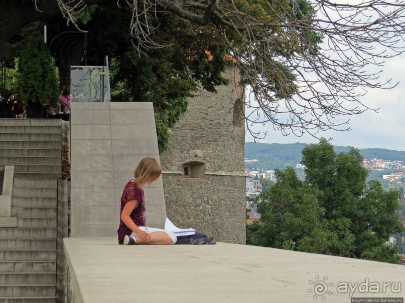 Над рекою Град стоит