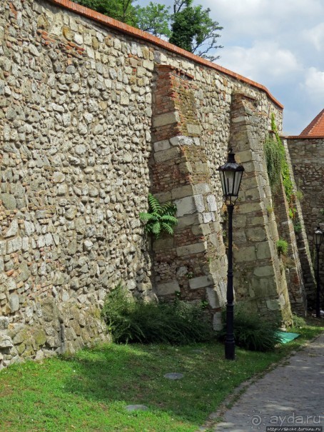 Над рекою Град стоит