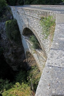 Диплохифиро — уникальный двойной мост через ущелье Курис