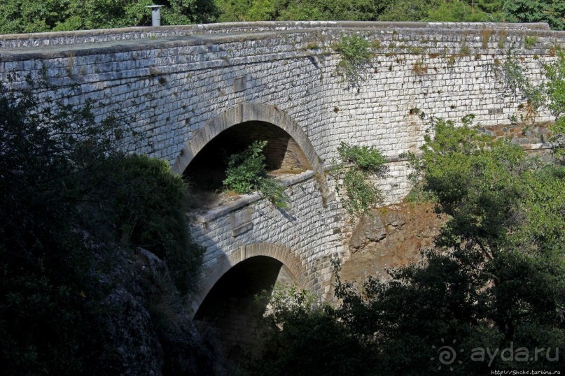 Диплохифиро — уникальный двойной мост через ущелье Курис