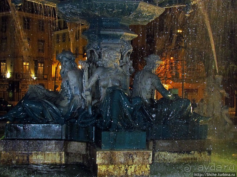 Площадь Россио в ночных огнях