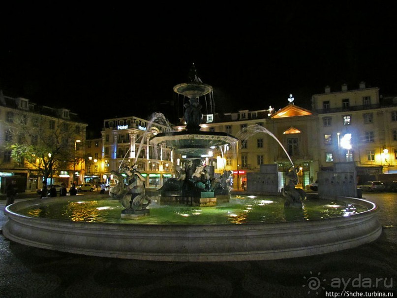 Площадь Россио в ночных огнях