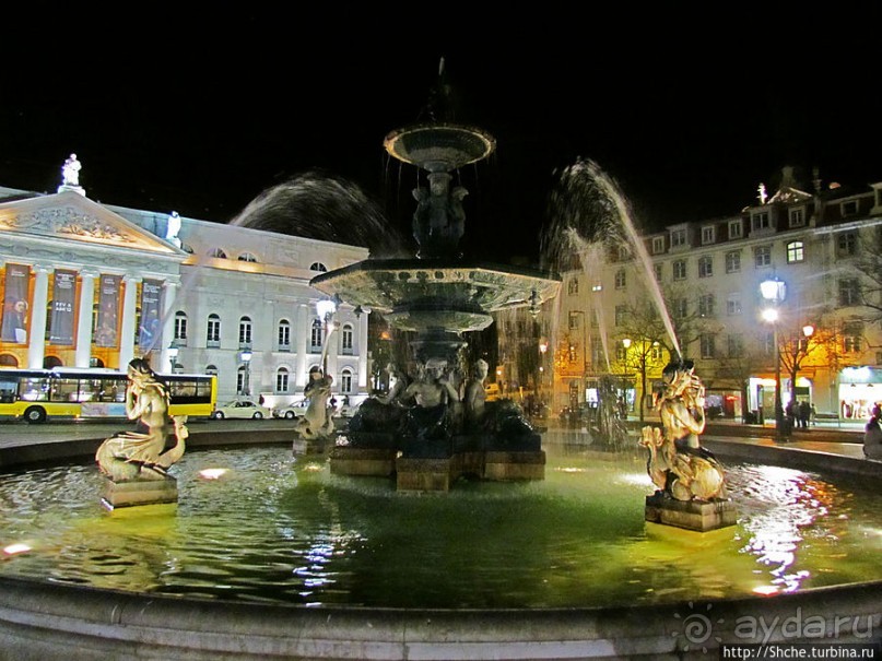 Площадь Россио в ночных огнях